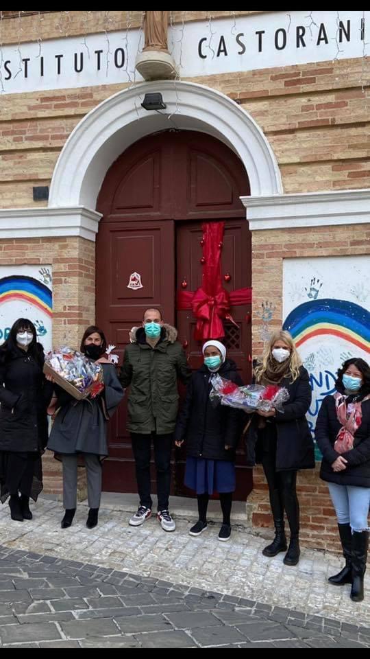 Foto consegna doni all'Istituto Castorani