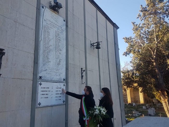 Sindaco Costantini e della Vice Sindaco Albani al cimitero per la deposizione dei fiori sulla lapide del caduti giuliesi della Seconda Guerra Mondiale (1)