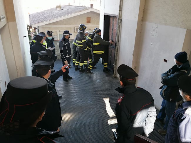 apertura porta d'acciaio