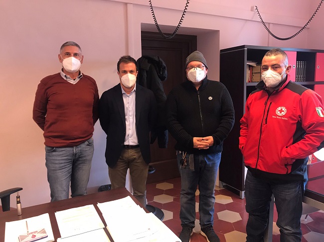 sindaco Costantini con i volontari di Croce Rossa