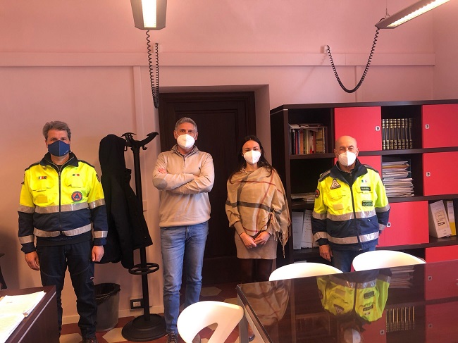 foto della vice sindaco Albani con il dirigente Gramenzi ed i volontari di Protezione Civile