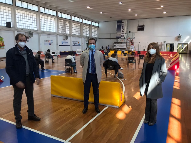 sindaco Costantini con la segretaria generale D’Egidio ed il dirigente Pirocchi presso il Palacastrum, sede delle prove concorsuali.