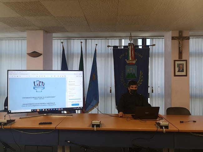 studente in sala consiliare