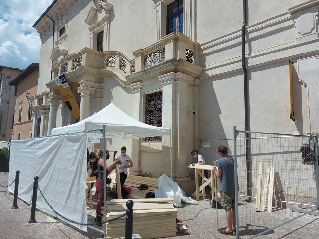 More with less_Progetto Univaq-MAXXILAquila_Studenti al lavoro per costruire un palco_Foto MAXXI LAquila