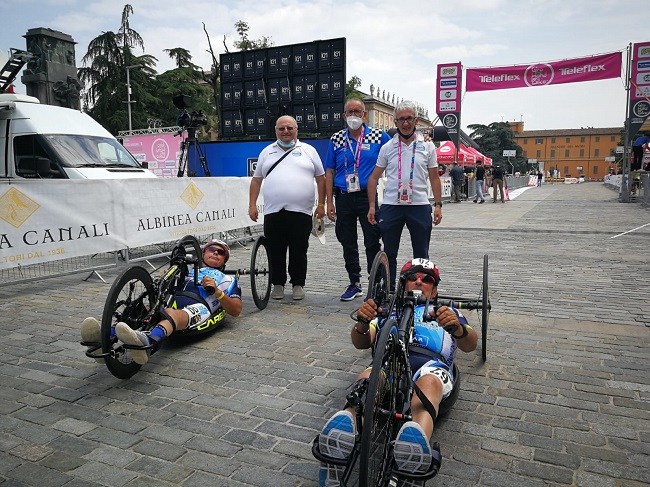 Pedale Sulmonese 10062021 la squadra al Giro Handbike