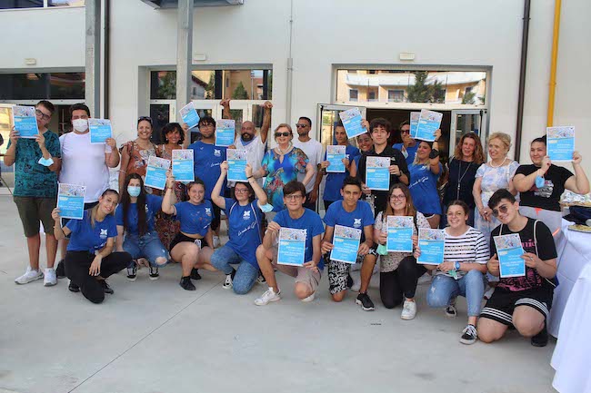 gruppo con attestati