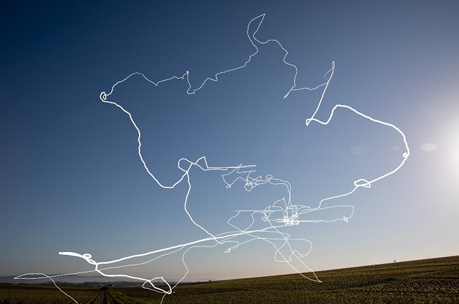 11_PERFORMATIVE01_ Tomas Saraceno_Part. Movement [49.190091, 4.064507]_ Photography by Studio Tomás Saraceno_Courtesy of the artist