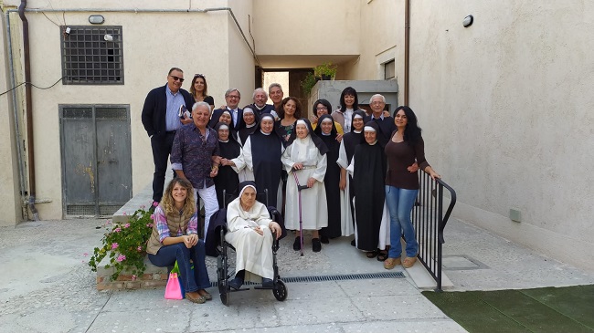 foto di gruppo con le Suore Celestine