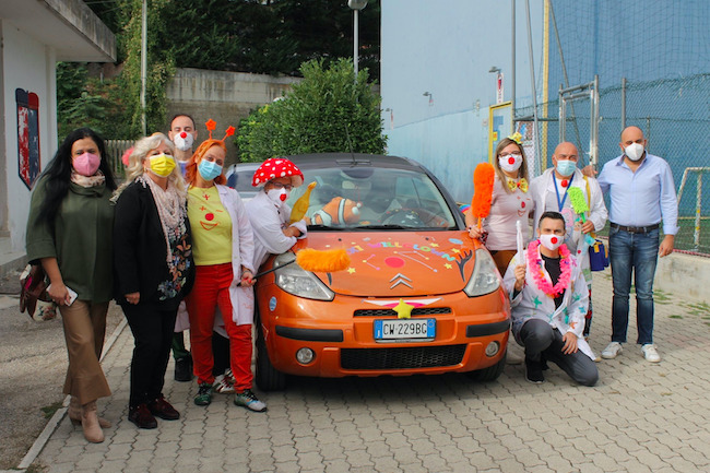 Argentieri, Allegrino e Mancini con i volontari dell'associazione WillClown