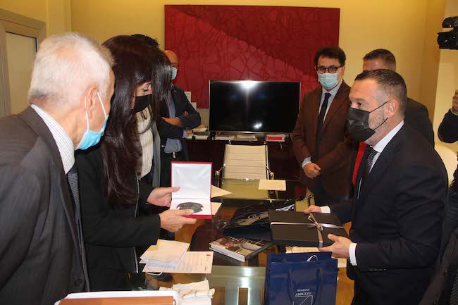 consegna medaglia libro