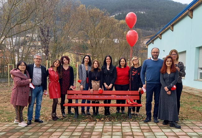 panchine rosse fossa