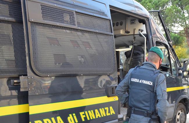 guardia di finanza camion pescara