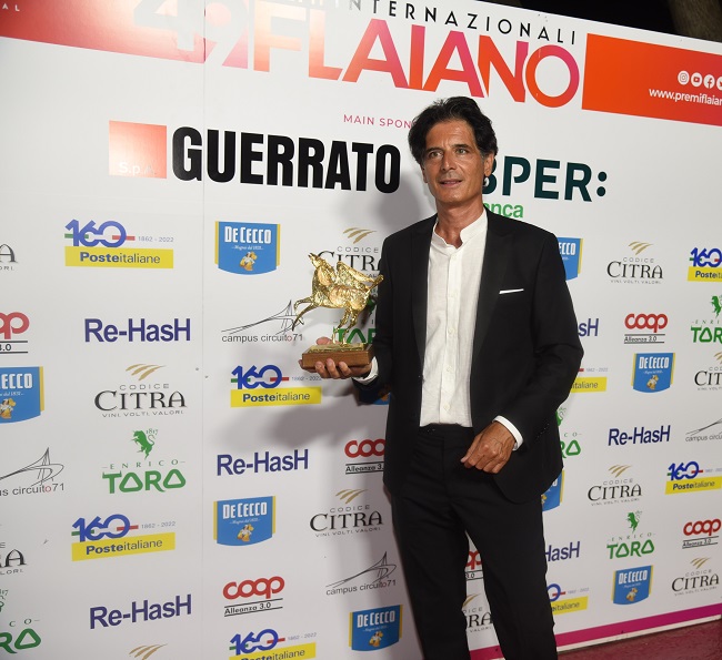 Il regista Davide Cavuti con il Premio Flaiano 2022