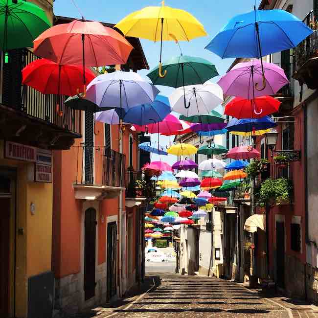 manoppello sotto gli ombrelli