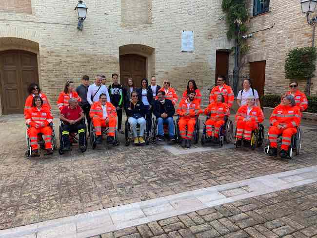 croce angolana e studenti scuola