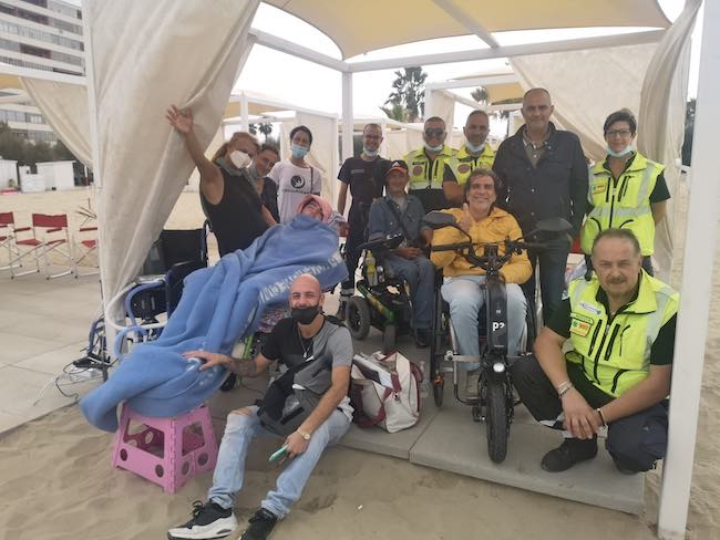 spiaggia con ragazzo disabile