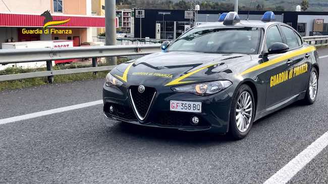 autovettura guardia di finanza