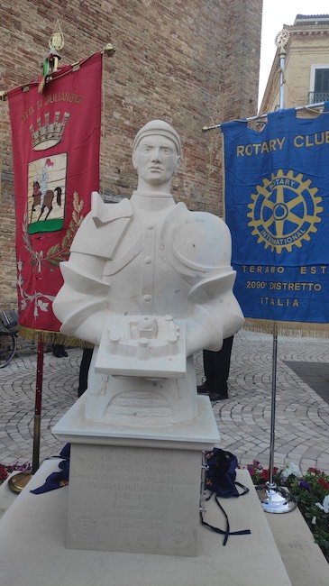 busto scultoreo del fondatore Giulio Antonio Acquaviva d'Aragona