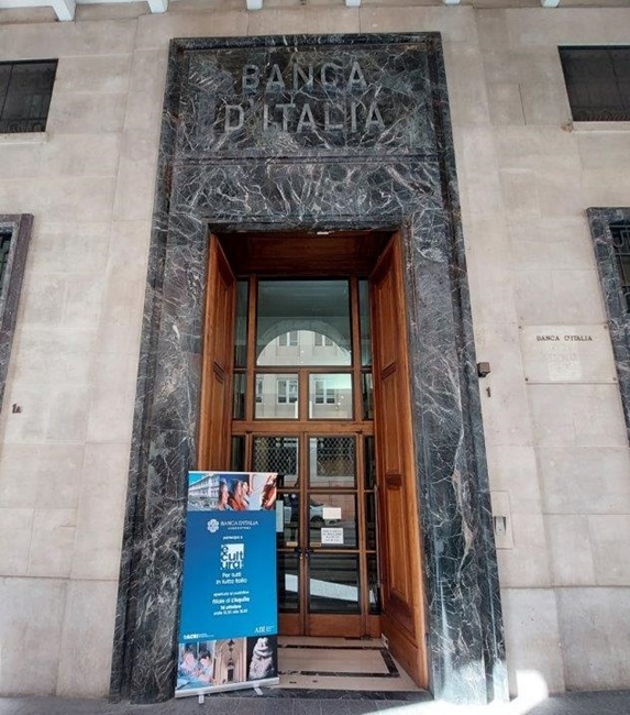 Banca d'Italia L'Aquila. Ingresso principale