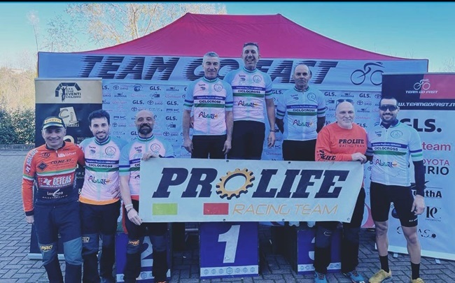 Pro Life Racing Team 29122023 squadra in posa con i campioni regionali