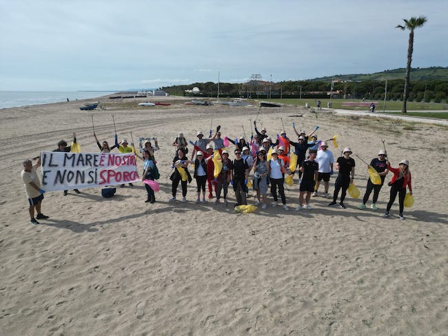 gruppo pulizia spiaggia tortoreto