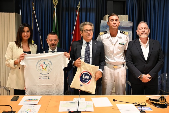 gara pesca alla plastica