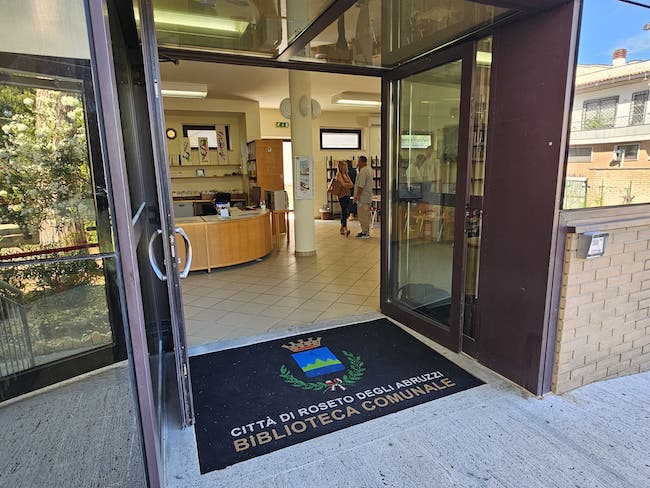 ingresso biblioteca roseto
