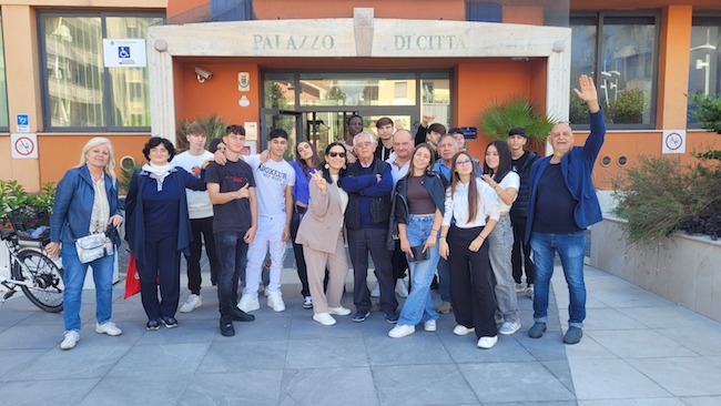 foto davanti comune gruppo