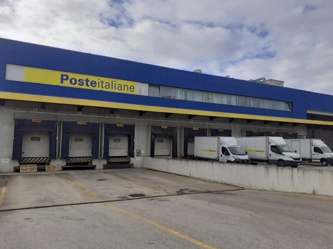 Mezzi di Poste Italiane nel Centro Operativo di Pescara(1)
