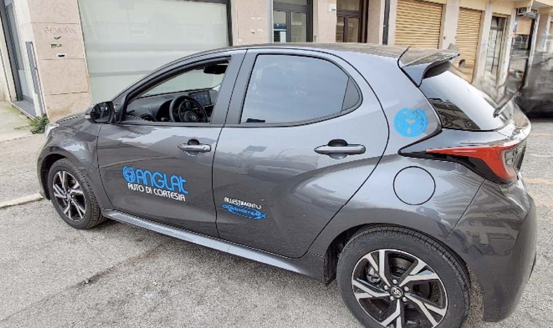 auto di cortesia adattata