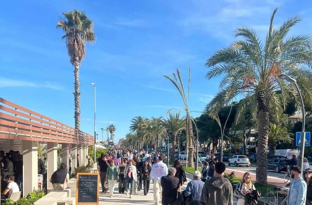 lungomare affollato roseto