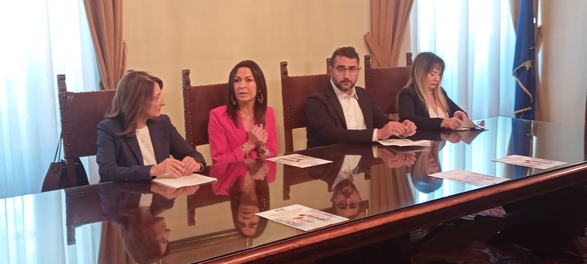 passeggiata contro violenza a operatori sanitari
