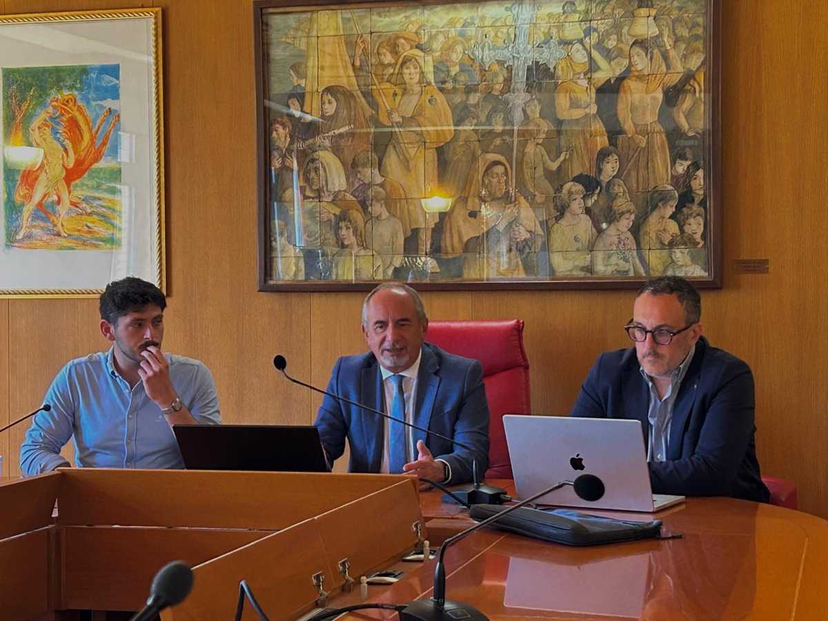 Foto-Conferenza-stampa-22.05.2026-da-sx-Basher-Amuri-Rettore-Stuppia-Marco-Costantini.