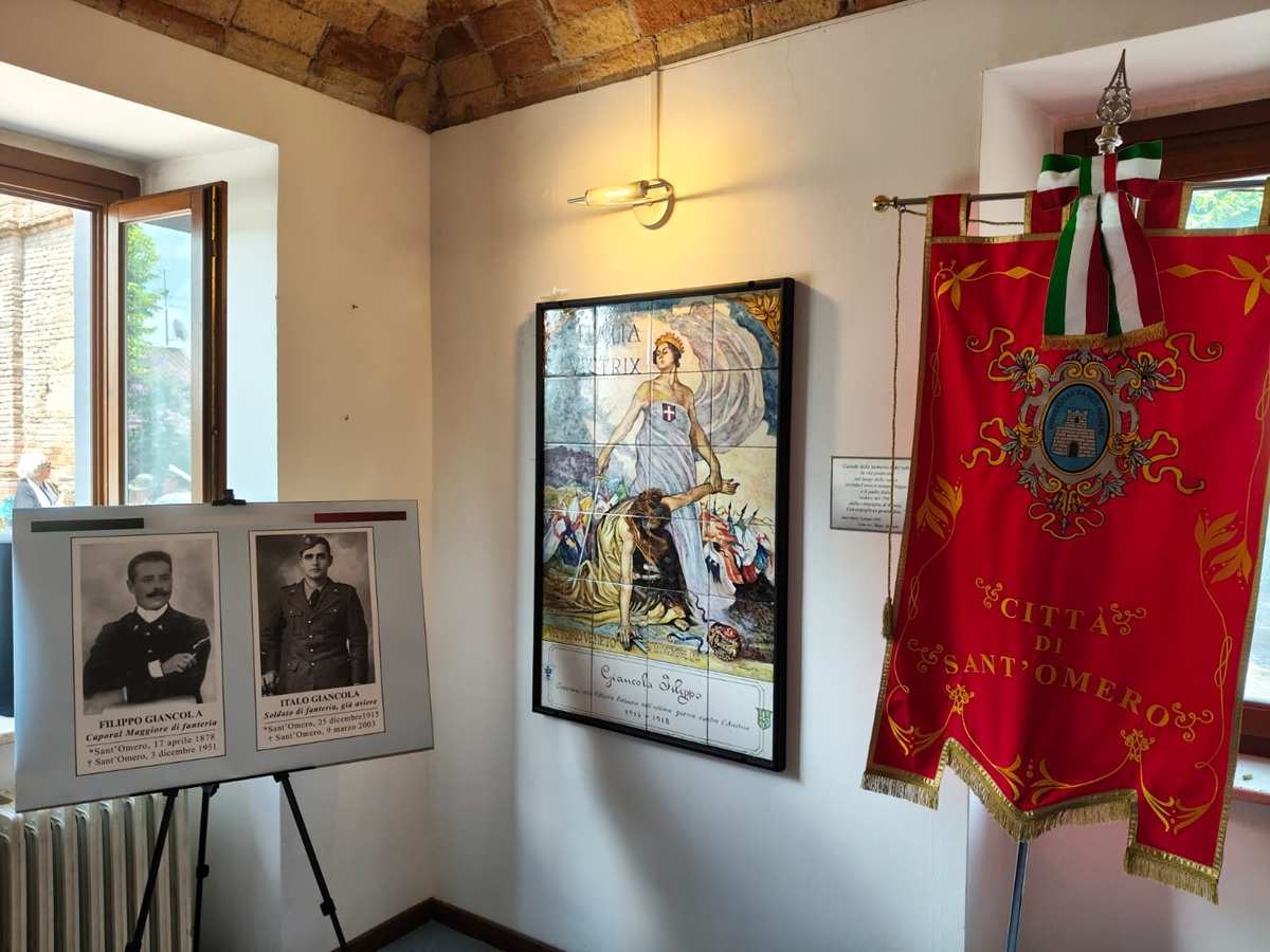 Sant'Omero la targa, soldati e labaro del comune