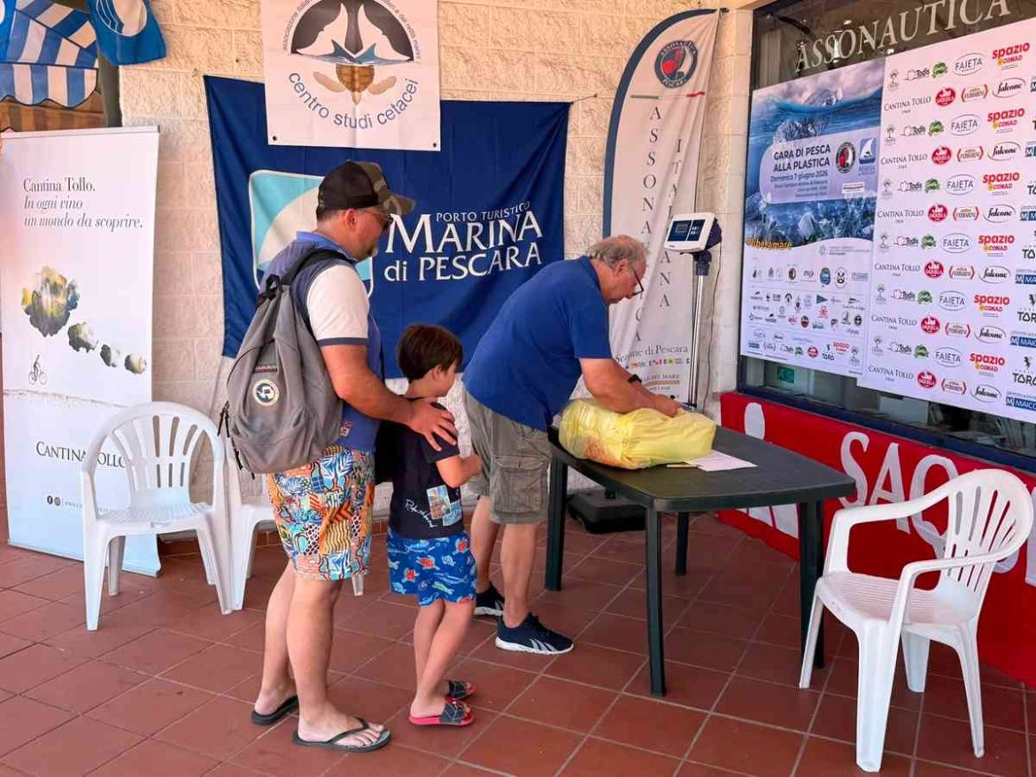 Gara di pesca alla plastica