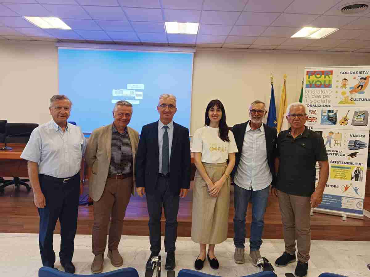 Foto di gruppo For You Aps col presidente Borgia al centro
