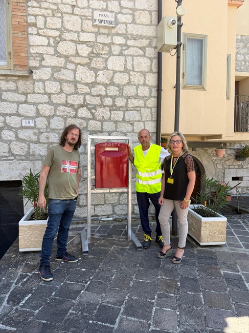 Un momento della consegna della cassetta al sindaco di Fallo_1
