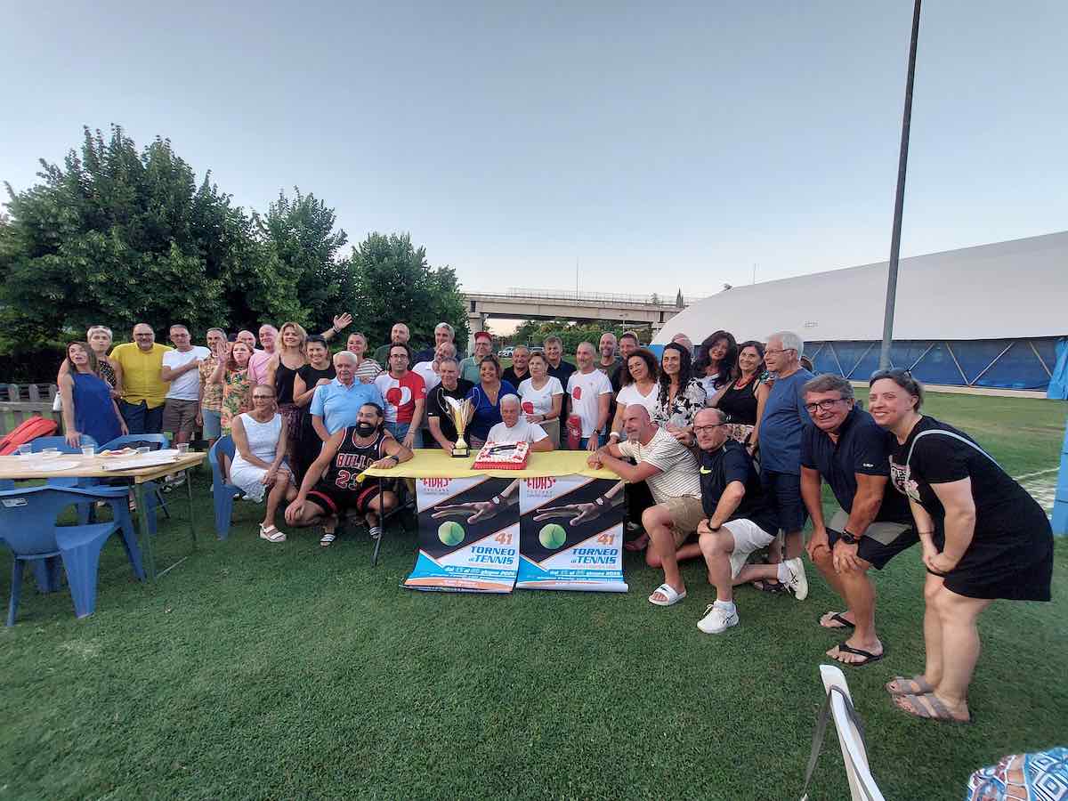 gruppo con squadra vincitrice torta