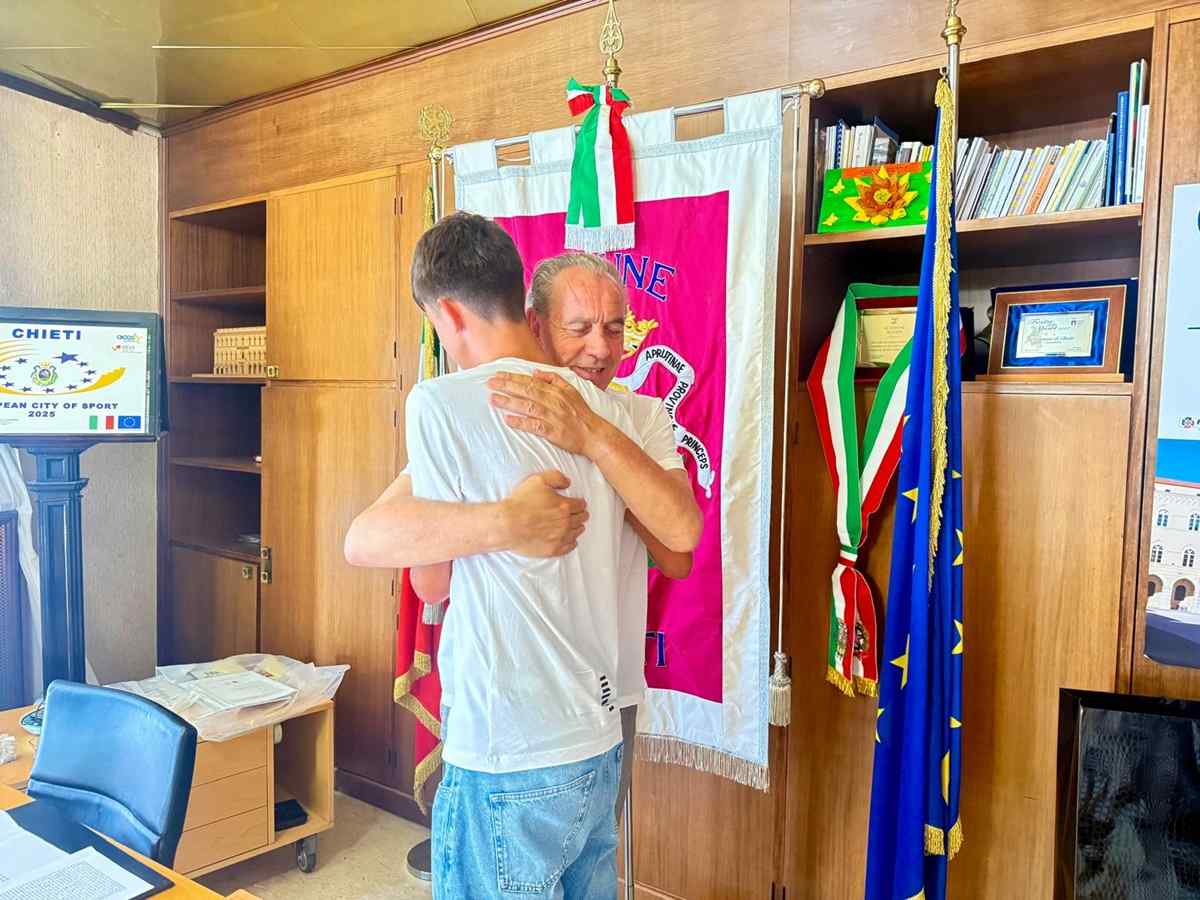 Sindaco Legnini incontra giovane aggredito