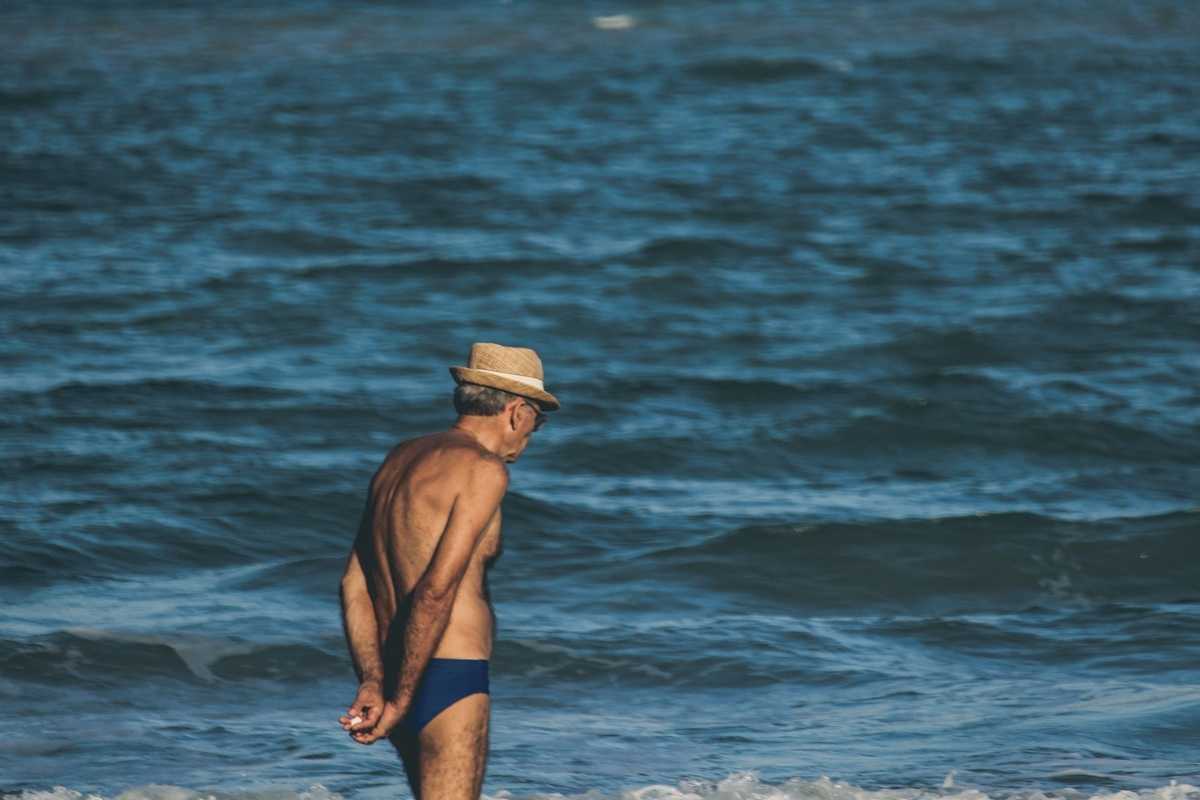 anziano al mare