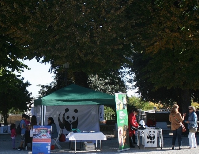 Un banchetto WWF nella Villa Comunale di Chieti