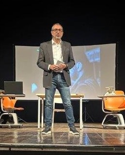 Il Professoe Gianluca Bellomo interviene prima dello spettacolo La Costiruzione in scena, al Teatro Massimo