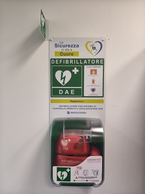 Il defibrillatore installato nell'ufficio postale di Centi Colella a L'Aquila