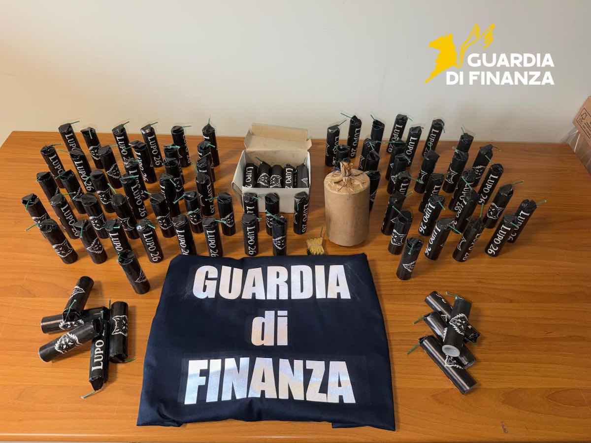 bomba carta petardi sequestrati