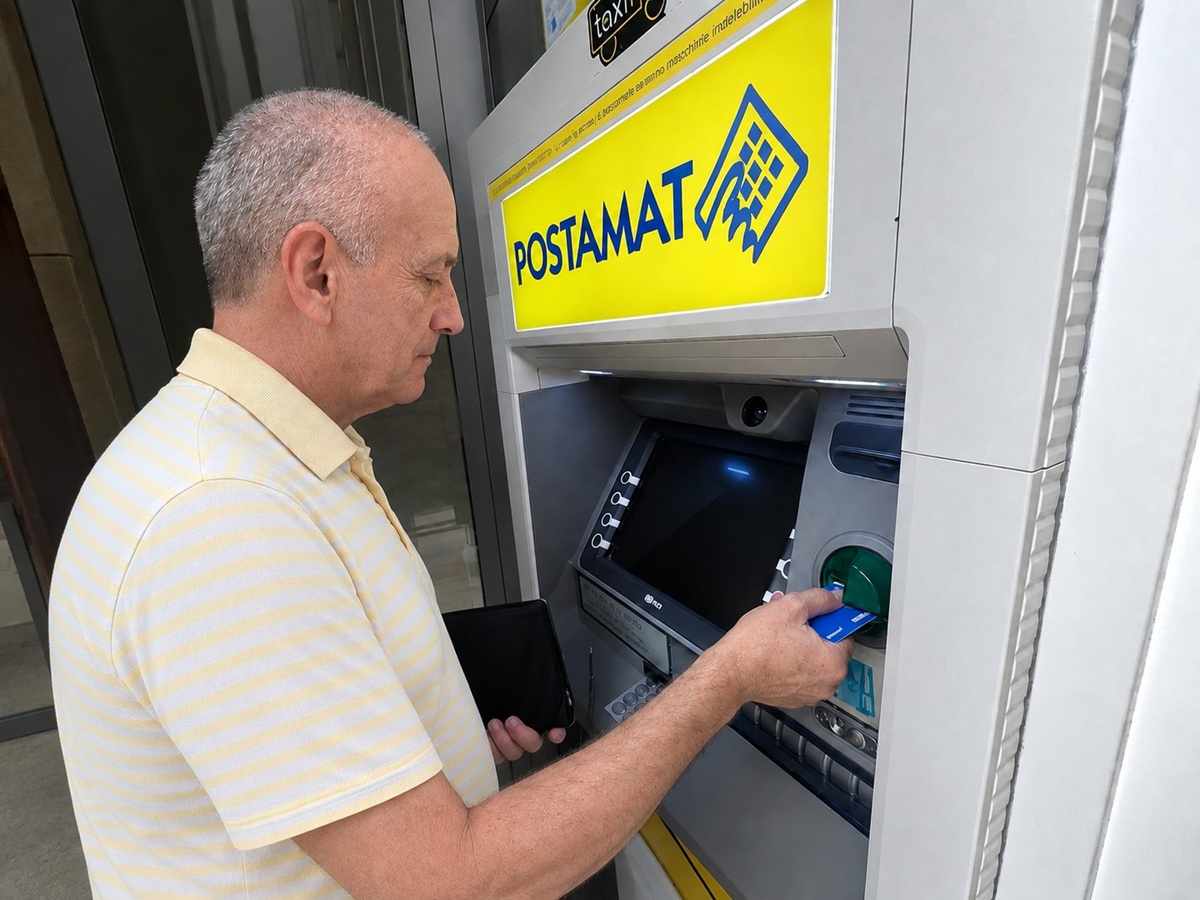 Pensionato preleva da ATM Postamat